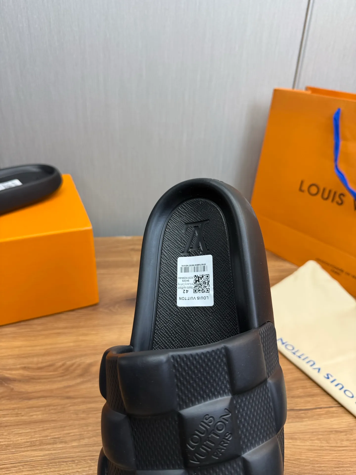 Men's shoes 💰260💰 ▪️LV's popular Little Red Book popular slippers hot sale: 1 shipment✅ Super textured and comfortable slippers, original TPU outsole. Authentic counter box drawer box packaging 🎁Size 38-45